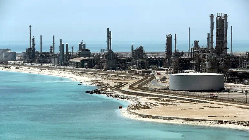 Trực thăng rơi tại khu vực nhà máy lọc dầu và kho chứa dầu Ras Tanura của Saudi Aramco tại Saudi Arabia - Ảnh: Reuters