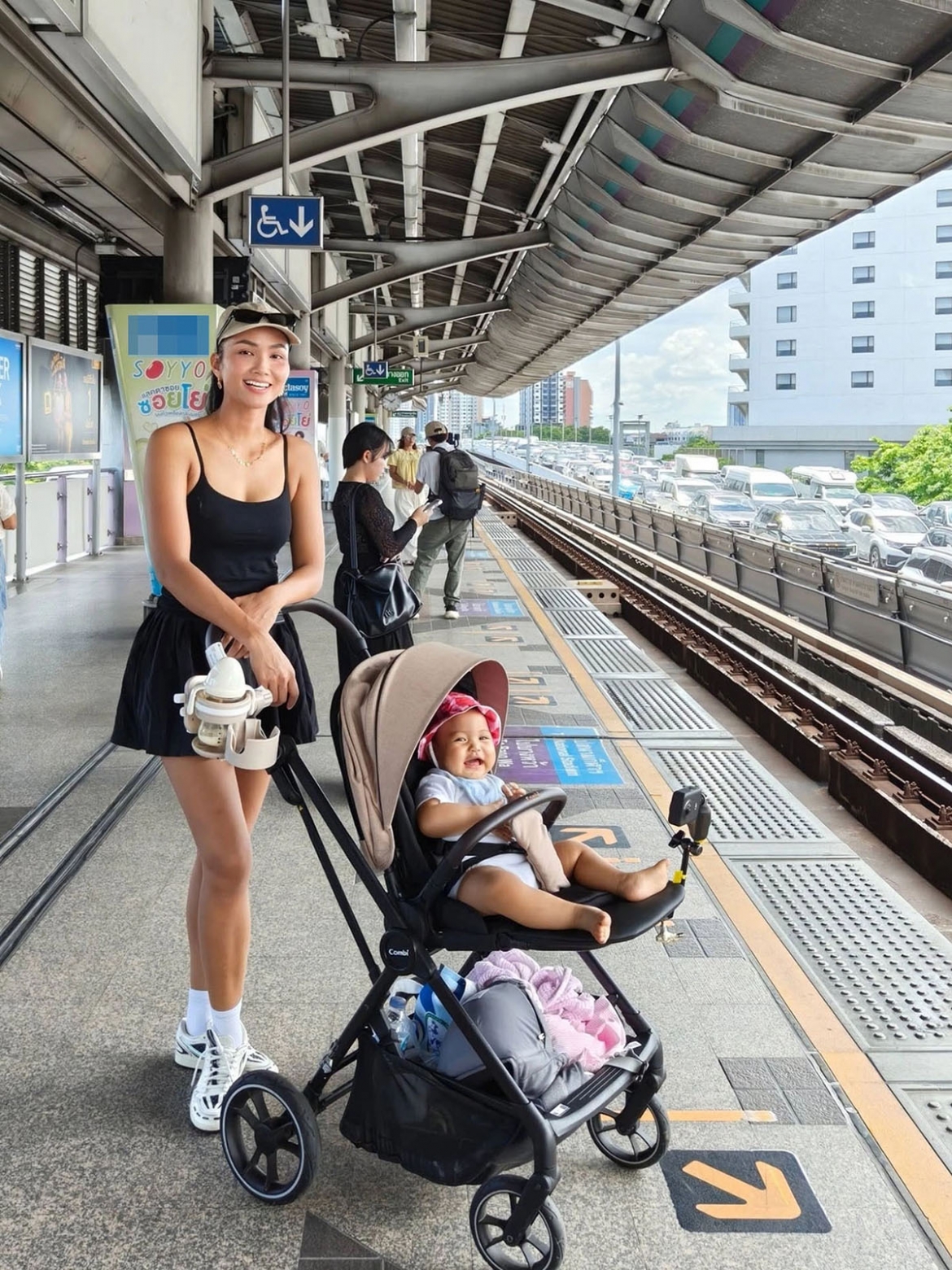 Con gái hoa hậu H'Hen Niê cười rạng rỡ khi xuống phố cùng mẹ ở Bangkok, Thái Lan.