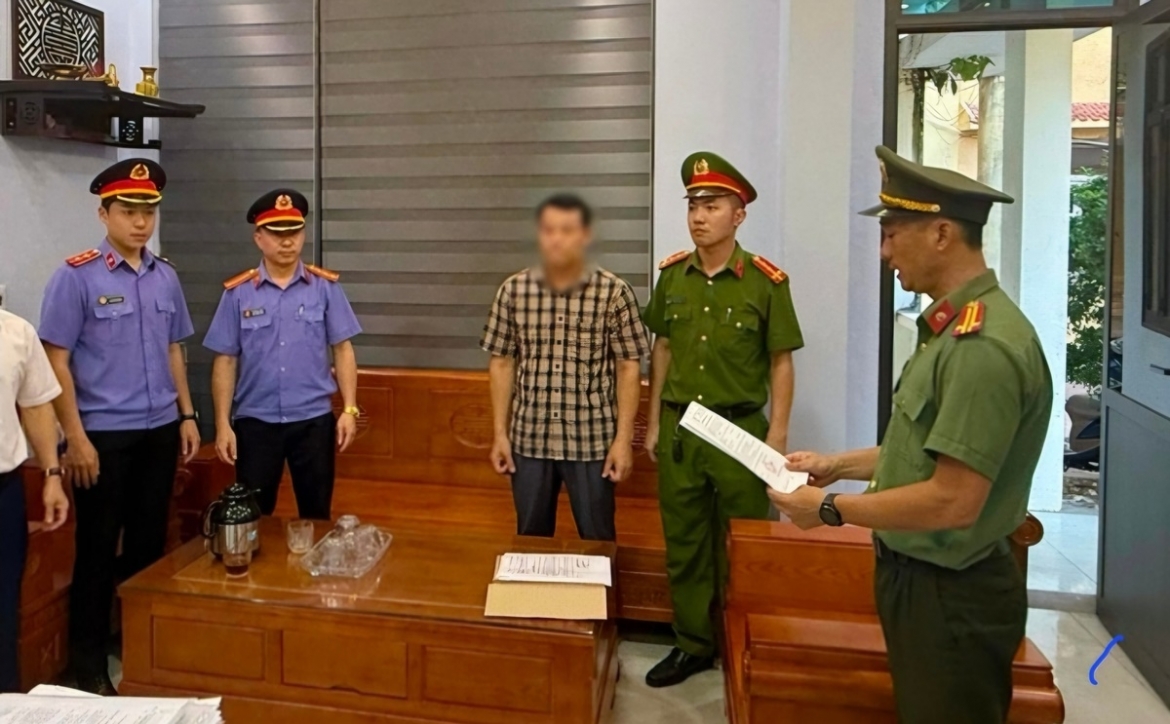 Cơ quan chức năng đọc lệnh bắt bị can để tạm giam đối với ông Nguyễn Văn Đông - Hiệu trưởng Trường Tiểu học số 2 Quảng Phúc