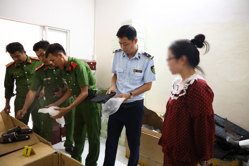 Công an thành phố Cần Thơ phối hợp Chi Cục quản lý thị trường thành phố Cần Thơ kiểm đếm, niêm phong số lượng lớn dép giả thương hiệu nổi tiếng tại cửa hàng T.D. Luxury- Ảnh: Công an thành phố Cần Thơ.