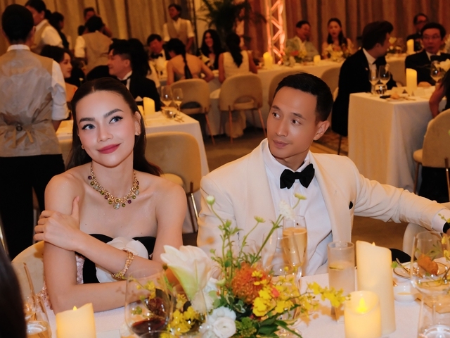 Hồ Ngọc Hà và Kim Lý xuất hiện tại một sự kiện trang sức cao cấp ở Singapore, thu hút sự quan tâm của truyền thông và nhiều nghệ sĩ trong khu vực.