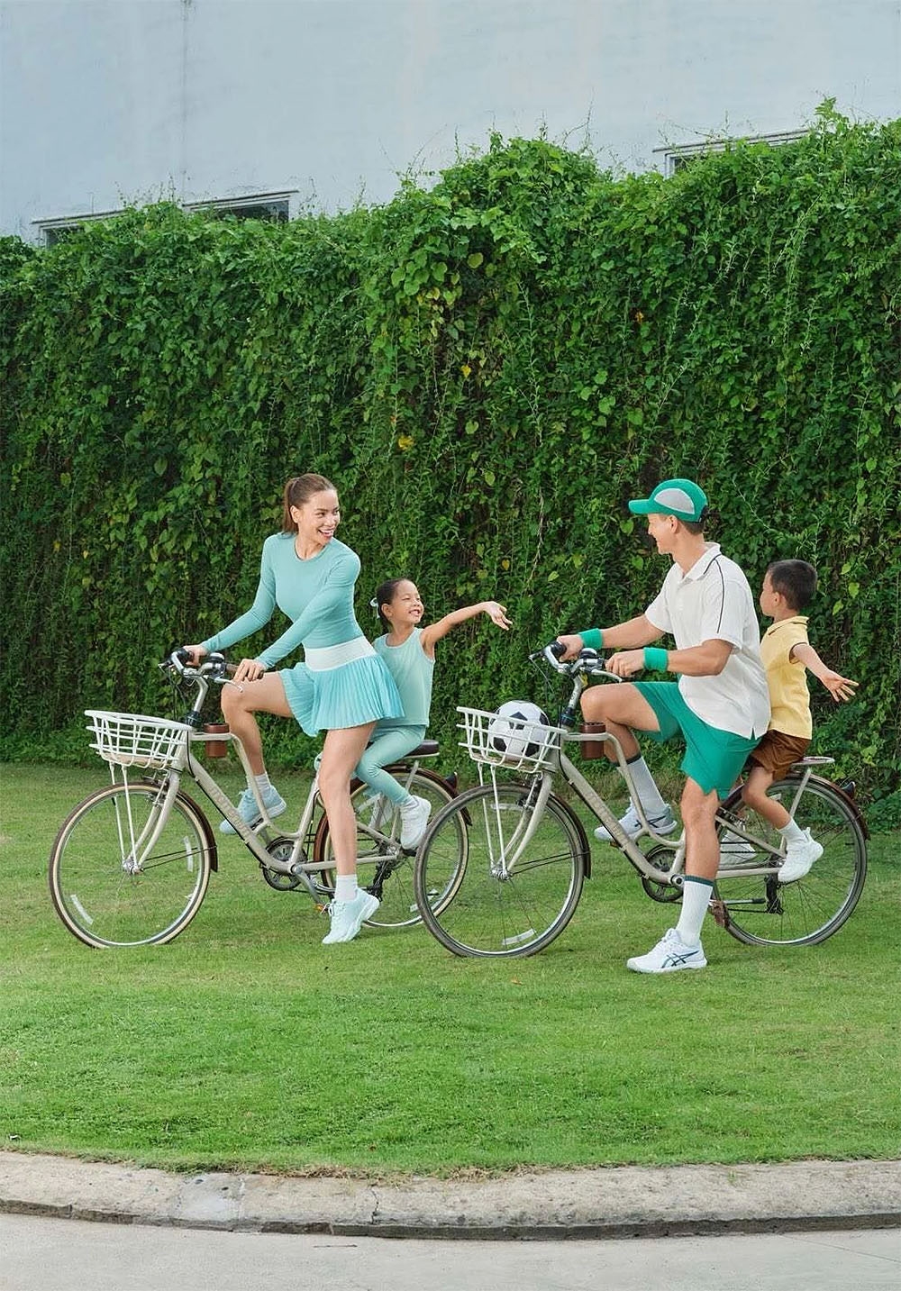 Gia đình Hồ Ngọc Hà - Kim Lý đạp xe đưa hai con đi dạo trong không gian xanh mướt.