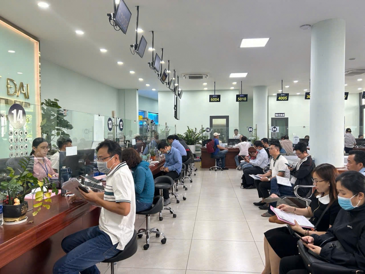 Người dân đến làm thủ tục đất đai tại văn phòng đăng ký đất đai số 2. Ảnh: NGUYÊN VÕ