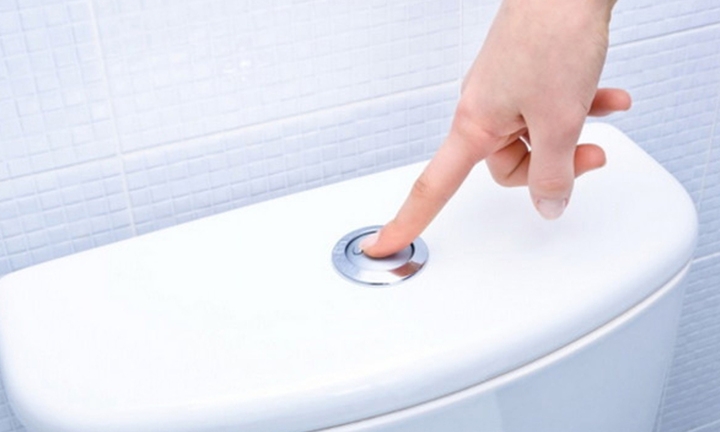 Các loại bồn cầu hiện nay đều phân ra 2 chế độ xả nhẹ và mạnh để tiết kiệm nước hơn. (Ảnh minh họa).
