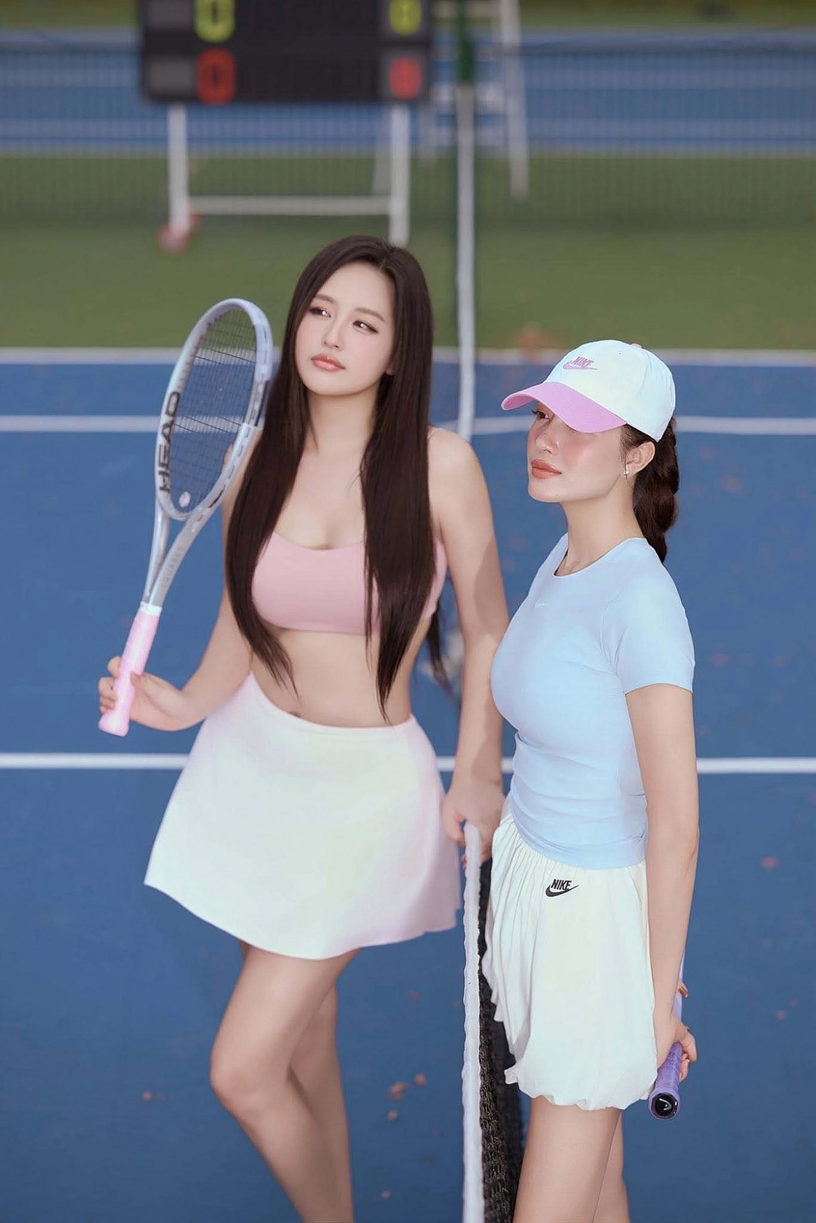 Hoa hậu Mai Phương Thúy khoe vẻ gợi cảm khi đi tập tennis cùng người mẫu Lệ Hằng.