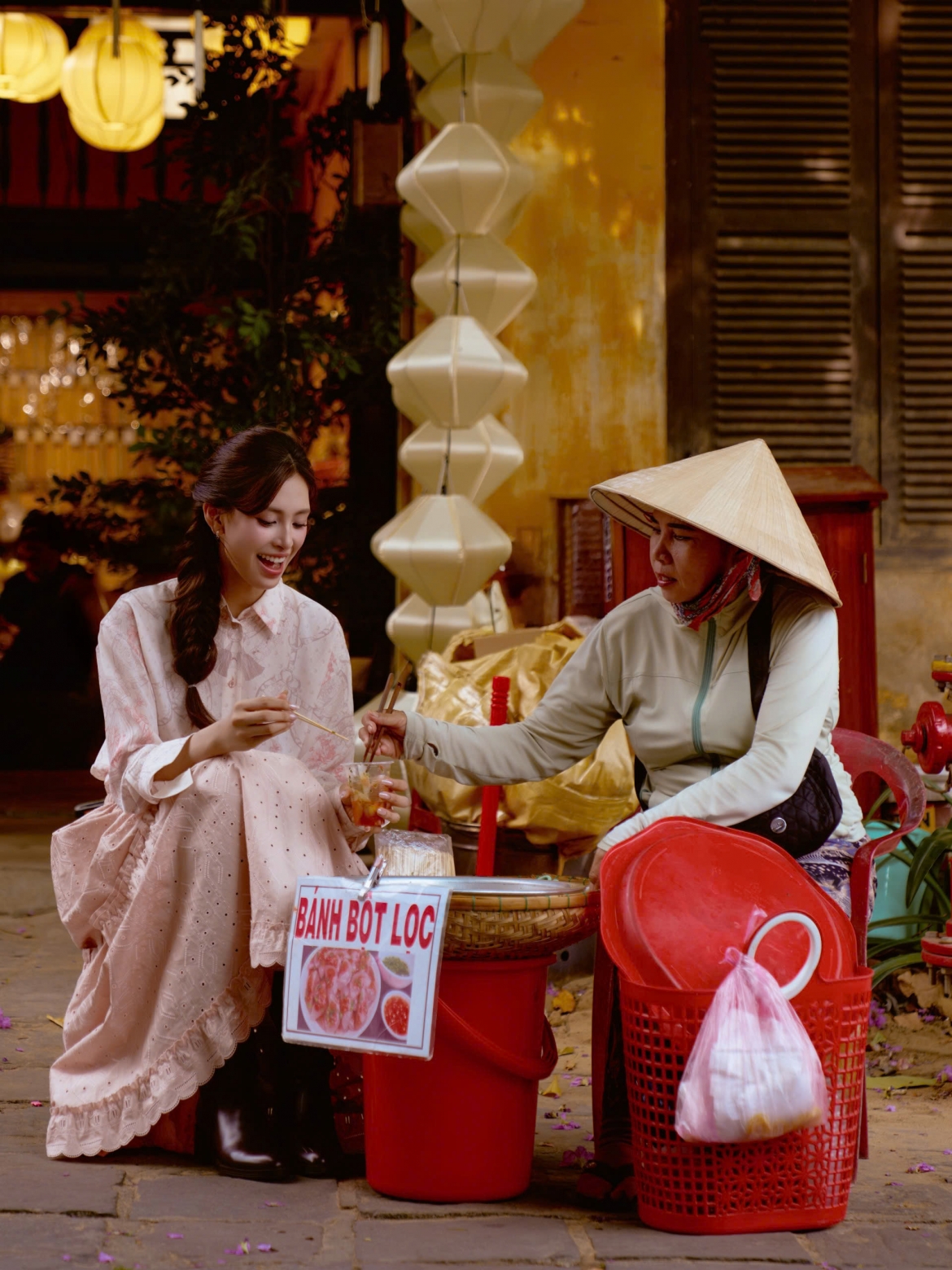 Nếu ngày đầu đăng quang, Trần Tiểu Vy mang vẻ trong trẻo, hồn nhiên của tuổi 18 thì hiện tại cô được nhận xét ngày càng sắc sảo, đằm thắm và trưởng thành.