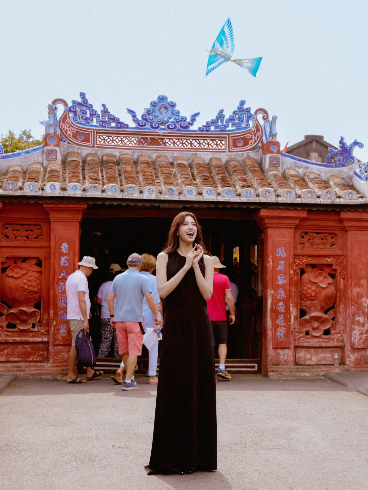 Không chỉ là hoa hậu hay diễn viên, Trần Tiểu Vy còn được xem là một trong những gương mặt trẻ tích cực quảng bá hình ảnh văn hóa và du lịch Việt Nam.