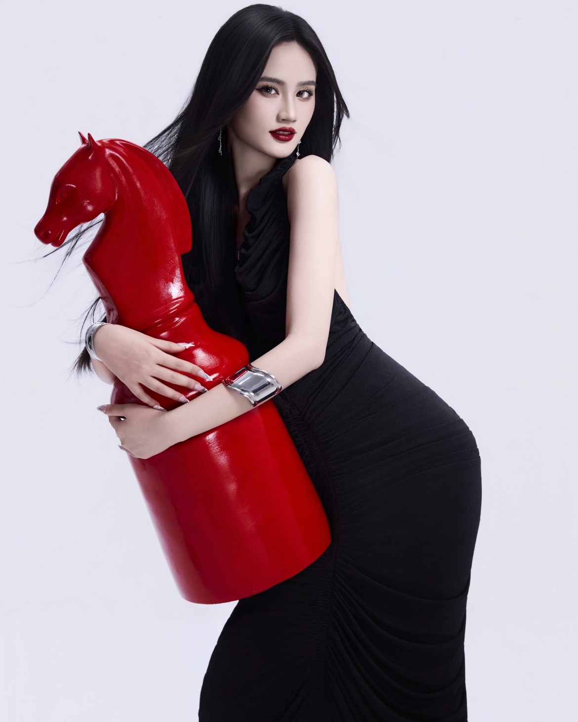 Trong kỳ nghỉ hè tại Việt Nam, bên cạnh việc dành thời gian cho gia đình, Ý Nhi cho biết sẽ tham gia nhiều hơn vào các hoạt động nghệ thuật cũng như các dự án cộng đồng. Đây cũng là dịp để cô gặp gỡ khán giả sau thời gian dài học tập ở nước ngoài.