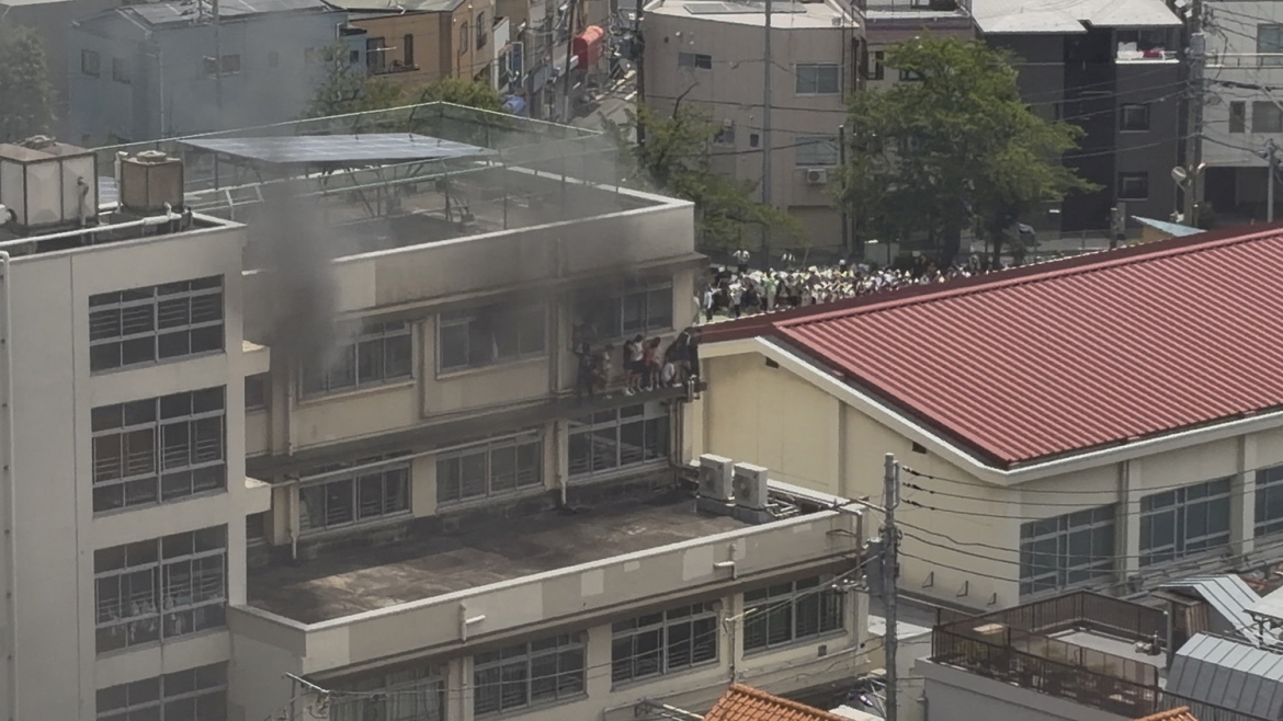 Khói bốc lên do hỏa hoạn tại trường tiểu học ở Kita, Tokyo, Nhật Bản ngày 19/6/2026. Ảnh: X/Reuters