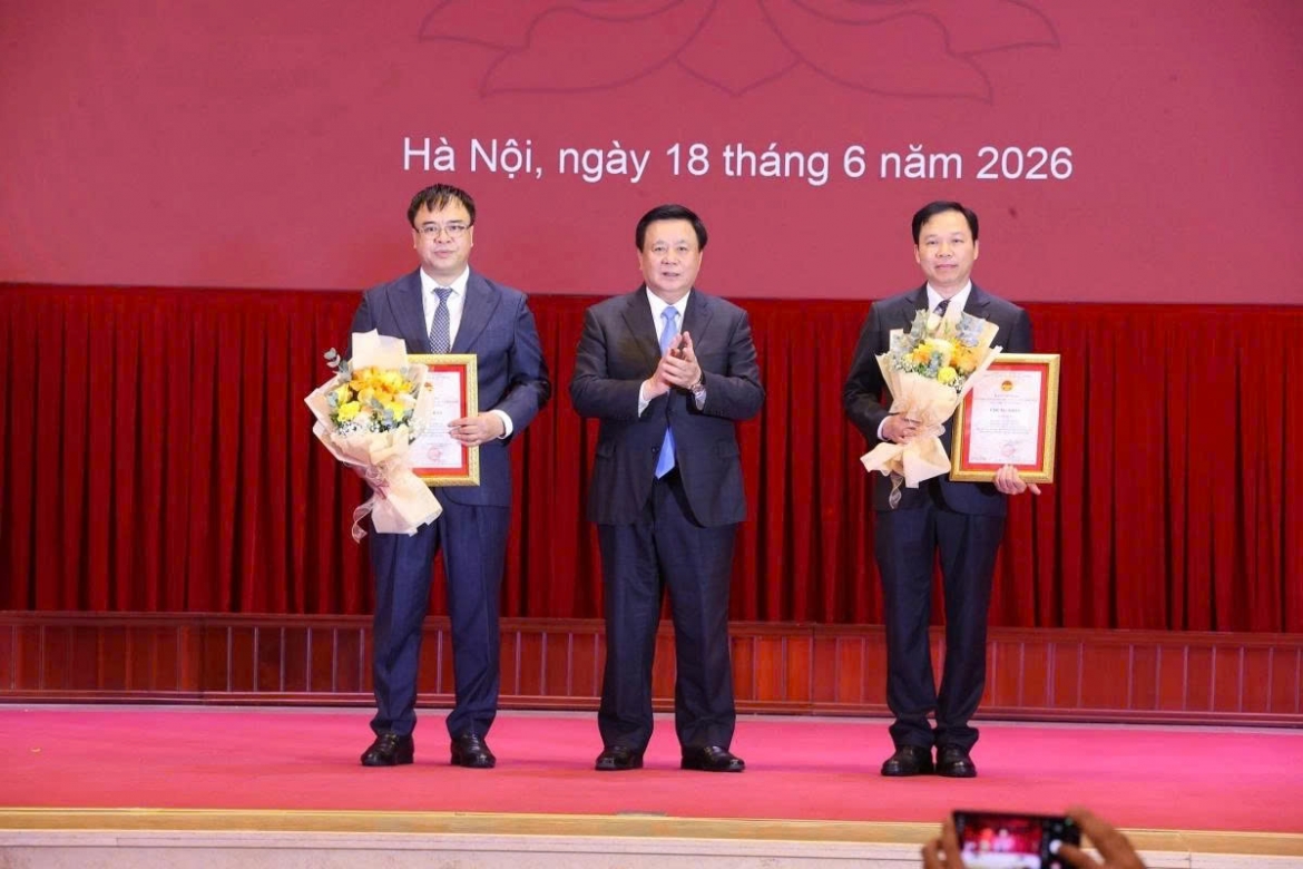 GS.TS Nguyễn Xuân Thắng, Chủ tịch Hội đồng Lý luận Trung ương trao 2 giải nhất cho các tác giả.