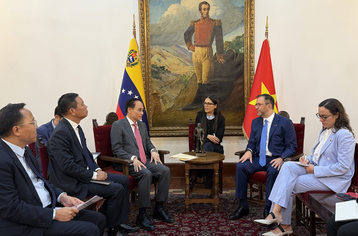 Bộ trưởng Bộ Ngoại giao Lê Hoài Trung hội đàm với Bộ trưởng Ngoại giao Venezuela Yvan Gil Pinto.