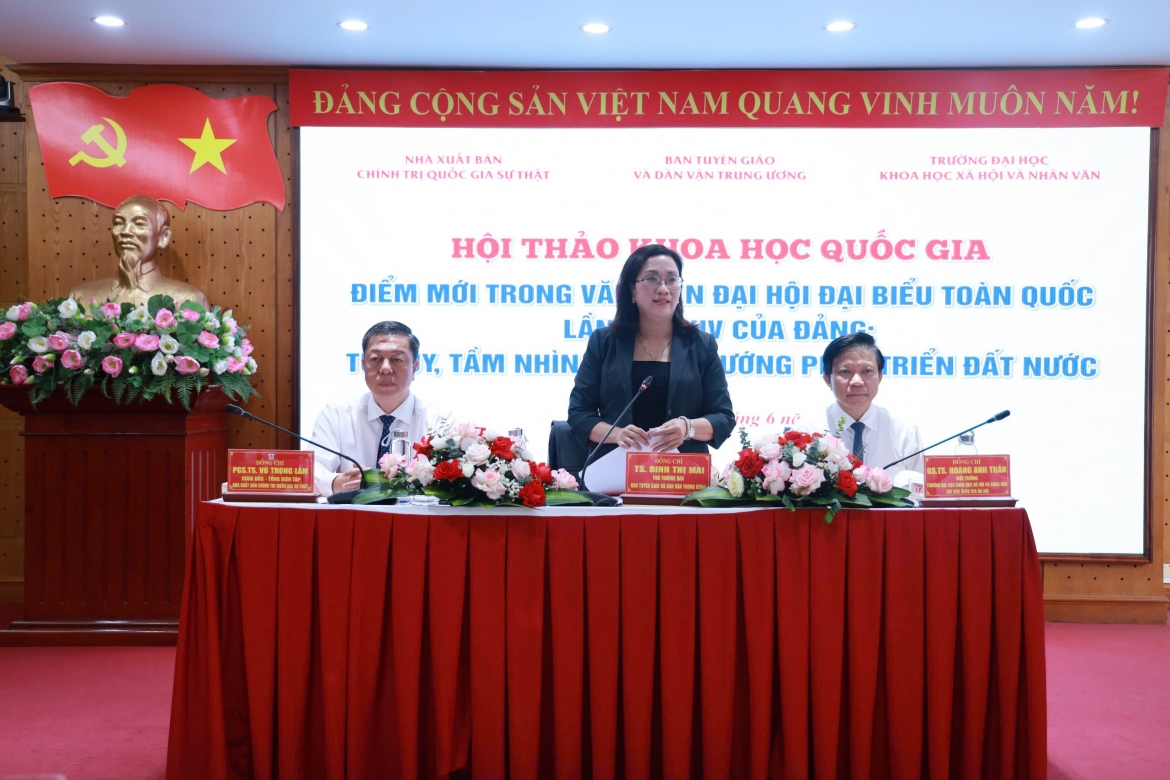 TS Đinh Thị Mai đồng chủ trì hội thảo.