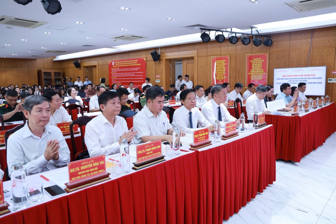 Đại biểu tham dự hội thảo.