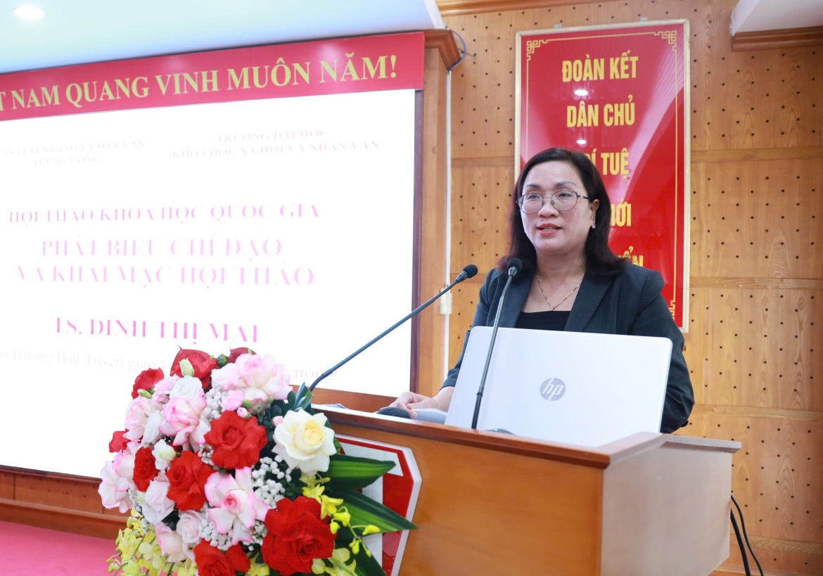 TS Đinh Thị Mai, Phó Trưởng Ban Tuyên giáo và Dân vận Trung ương phát biểu tại hội thảo.