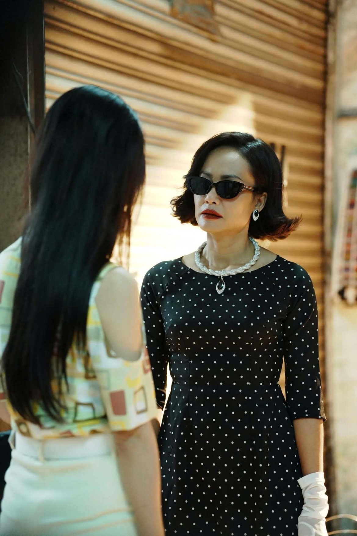 Hồng Ánh tối giản phụ kiện nhưng nổi bật khí chất nữ quyền