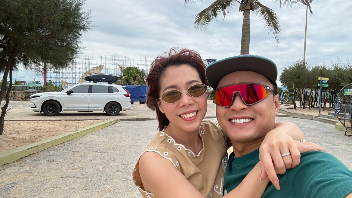 Diễn viên Hồng Đăng thông báo bắt đầu hành trình xuyên Việt kéo dài 21 ngày cùng gia đình sau chuyến khám phá Quảng Ninh. Nam diễn viên hào hứng chia sẻ chặng đầu tiên từ Đồng Hới đến Quảng Trị.