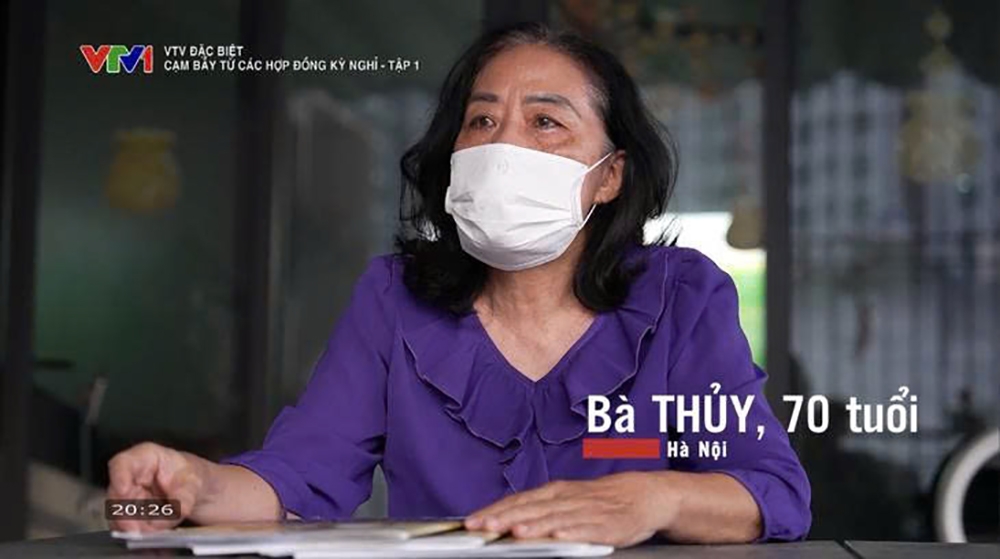 Vì tin lời quảng cáo, bà Thủy đi vay thêm để đủ 1,7 tỉ đồng cho bốn quyển hợp đồng kỳ nghỉ ở tuổi 70 - Ảnh chụp màn hình từ chương trình của VTV.