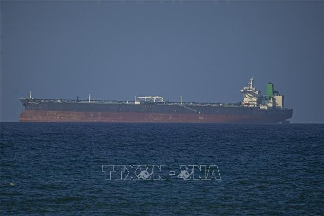 Con tàu di chuyển qua eo biển Hormuz. Ảnh: TTXVN