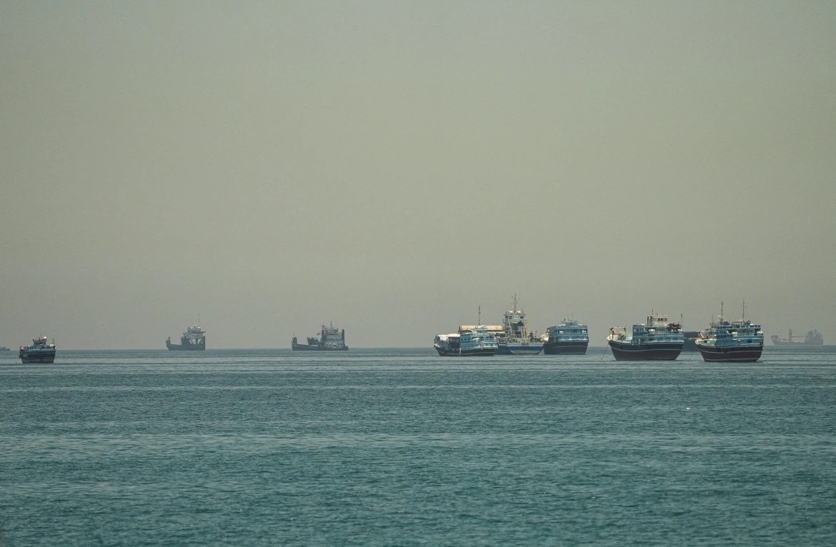 Các tàu neo đậu tại eo biển Hormuz. (Ảnh: Reuters)