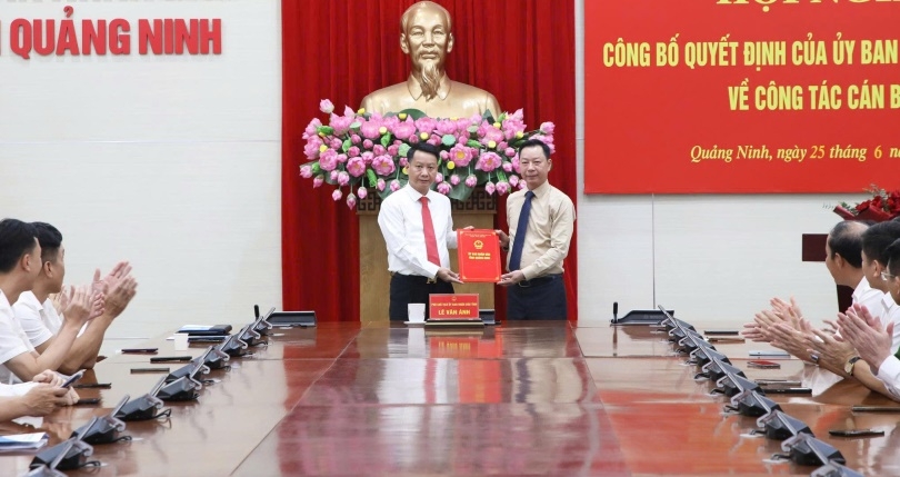 Ông Hồ Quang Huy (trái) nhận quyết định bổ nhiệm giữ chức vụ Giám đốc Sở Công Thương.
