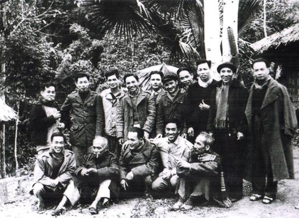 Bác Hồ (ngồi đầu tiên, từ phải sang) chụp ảnh cùng một số Ủy viên Trung ương Đảng khóa II (năm 1951) tại Chiêm Hóa, Tuyên Quang. Hồ Tùng Mậu đứng thứ tư, từ phải sang. Ảnh tư liệu