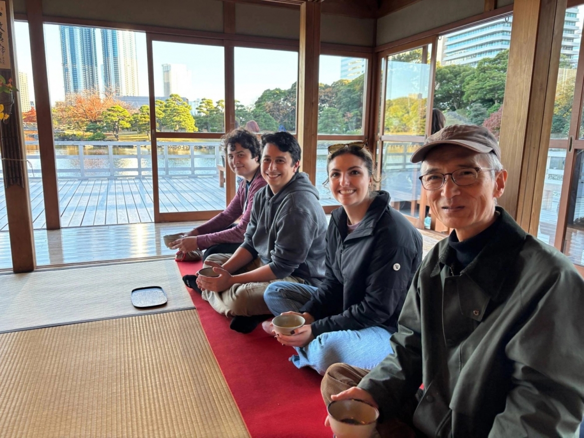 Nhiều hướng dẫn viên từ 60 tuổi trở lên giúp du khách trải nghiệm tại Tokyo, Nhật Bản: Nguồn: Tokyo Free Guide