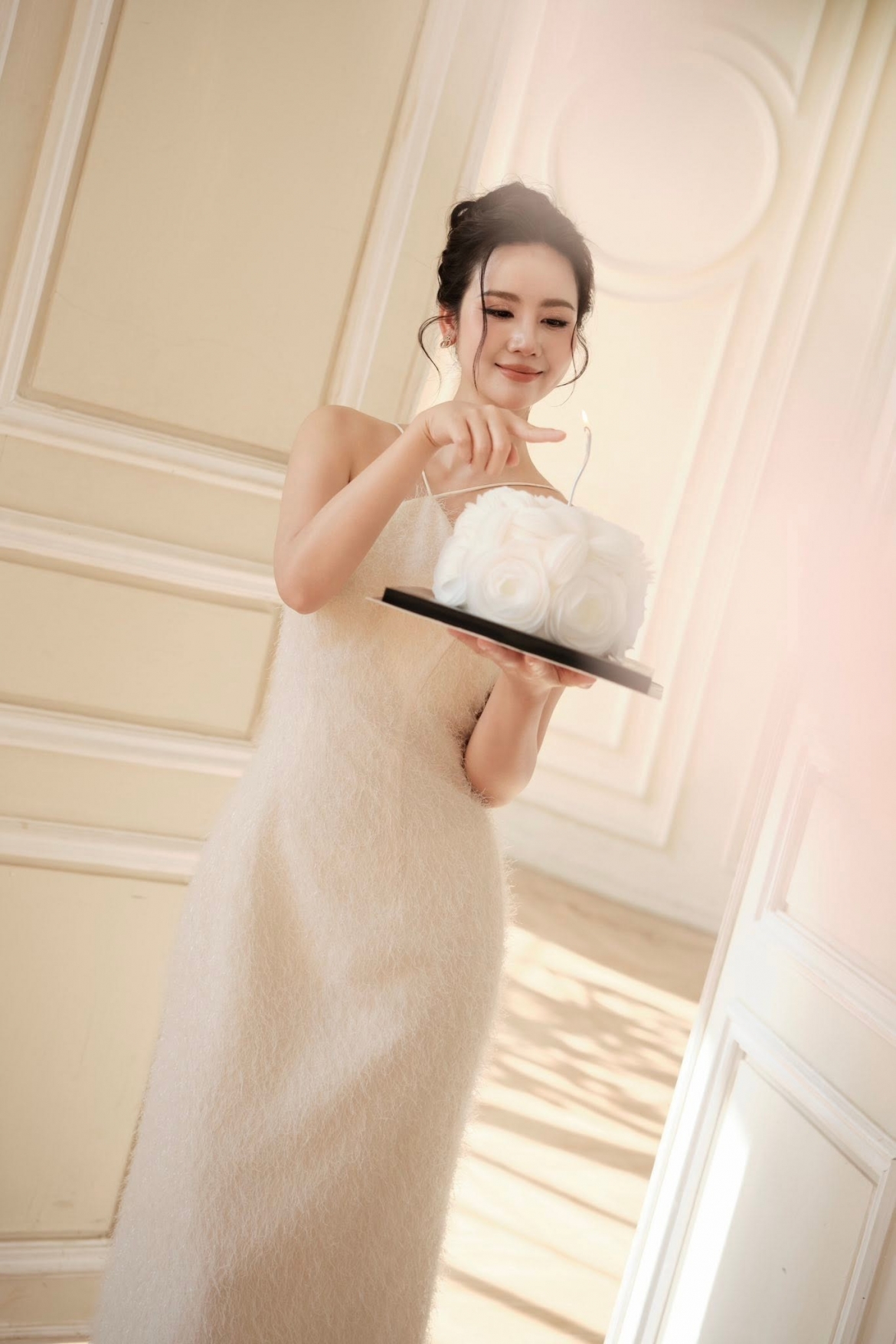 Huyền Lizzie xuất hiện rạng rỡ trong loạt ảnh mới cùng dòng trạng thái ngắn gọn nhưng đầy cảm xúc: “Cảm xúc của tôi, lễ kỷ niệm của tôi”.