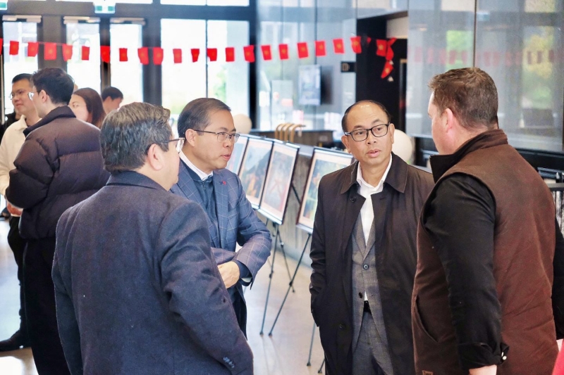Đại sứ Phạm Hùng Tâm giao lưu với khách mời tại sự kiện. Nguồn: DDSQ Việt Nam tại Australia