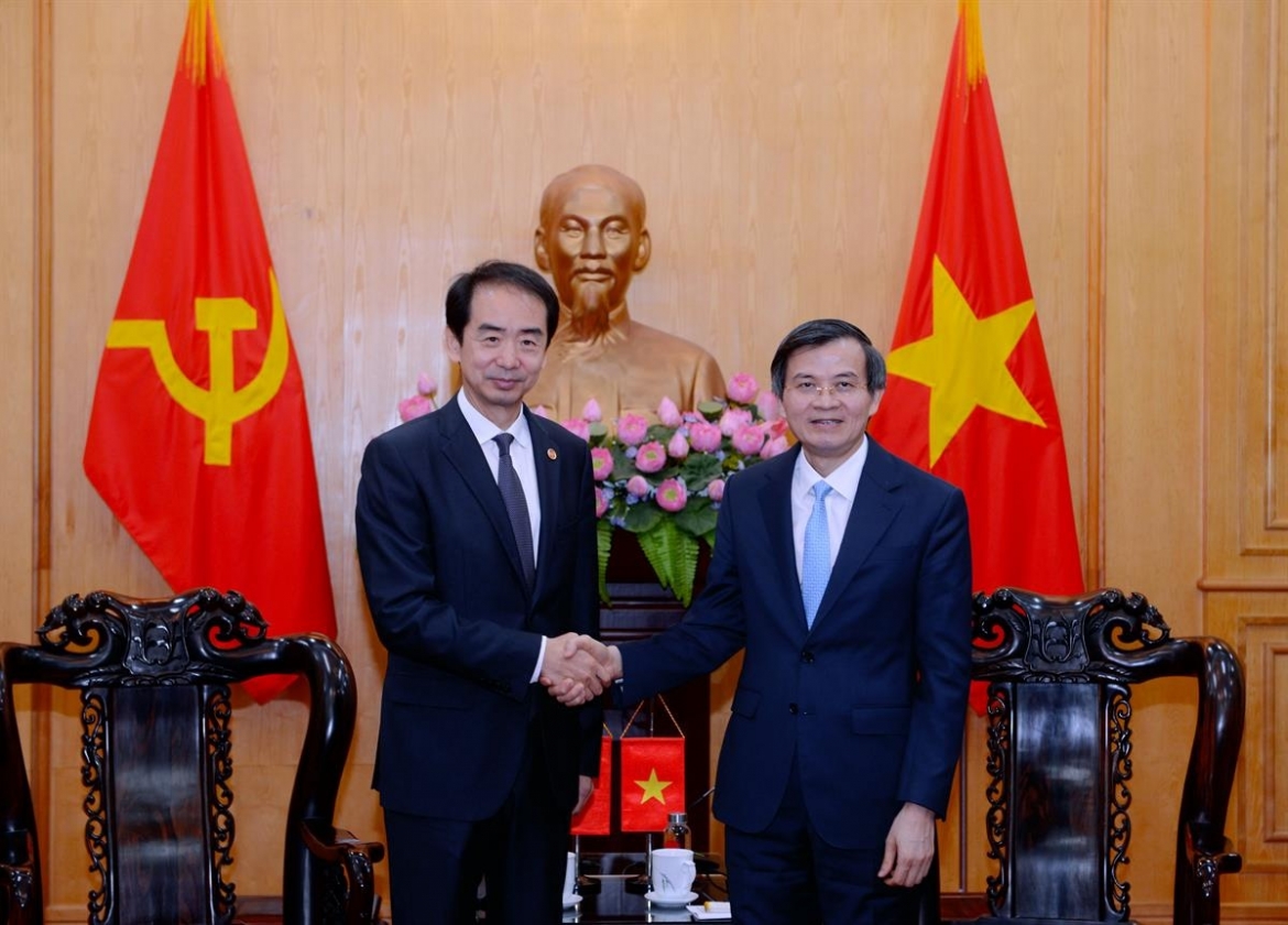 PGS.TS Đoàn Minh Huấn (phải) chào mừng Đại sứ Hà Vĩ đến thăm Học viện.
Ảnh: MH