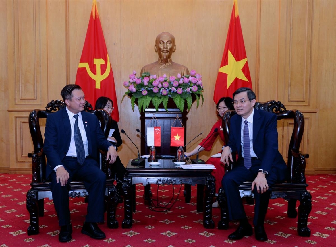 PGS.TS Đoàn Minh Huấn chủ trì buổi tiếp Đoàn đại biểu Đảng Hành động Nhân dân Singapore (PAP) do ông Lee Hong Chuang làm Trưởng đoàn.