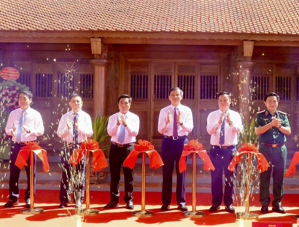 Các đại biểu dự lễ cắt băng khánh thành. Ảnh: Mạnh Thắng