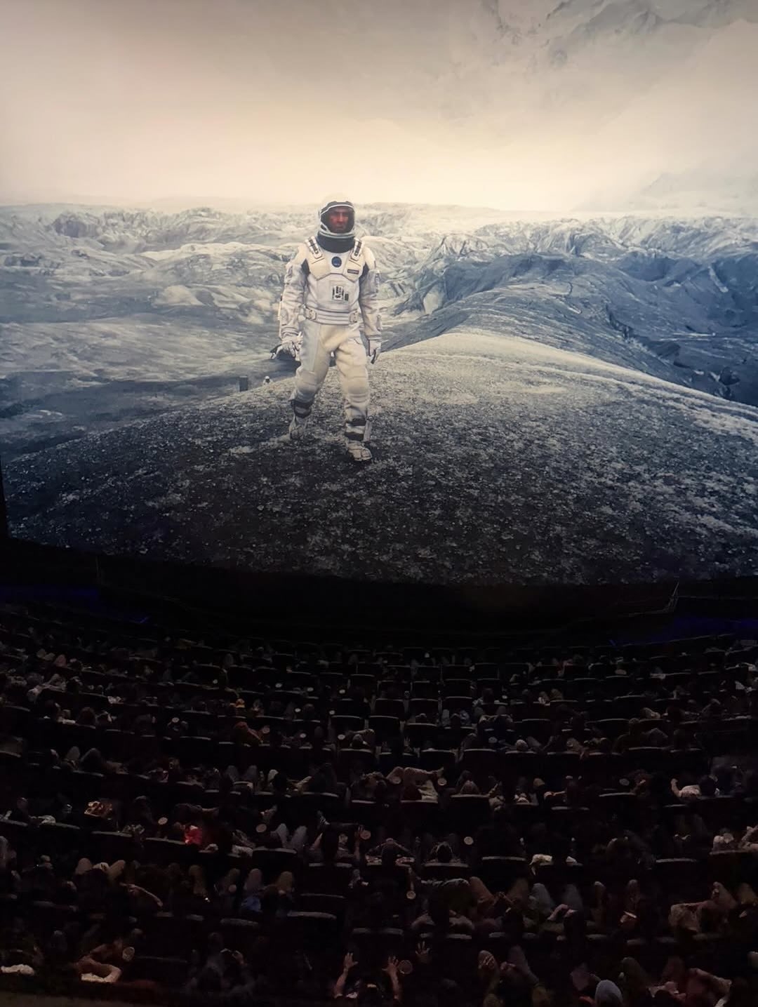 Cảnh quay trong Interstellar cho thấy cách IMAX giúp mở rộng quy mô không gian, tạo cảm giác choáng ngợp và chân thực hơn cho khán giả.
