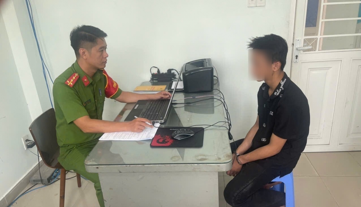 Bắt đối kẻ cướp giật tài sản tại cơ quan công an.