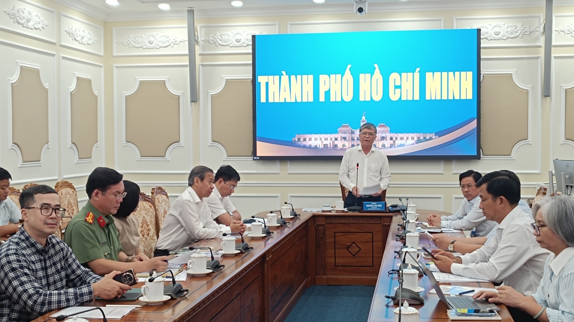 Giám đốc Sở Giáo dục và Đào tạo TP.HCM phát biểu tại cuộc họp.