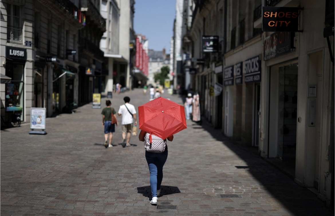 Tại Pháp, thủ đô Paris được dự báo ghi nhận mức nhiệt cao nhất từng có trong tháng 6, với nhiệt độ lên tới 38,4 độ C, theo số liệu sơ bộ từ cơ quan khí tượng Meteo-France.