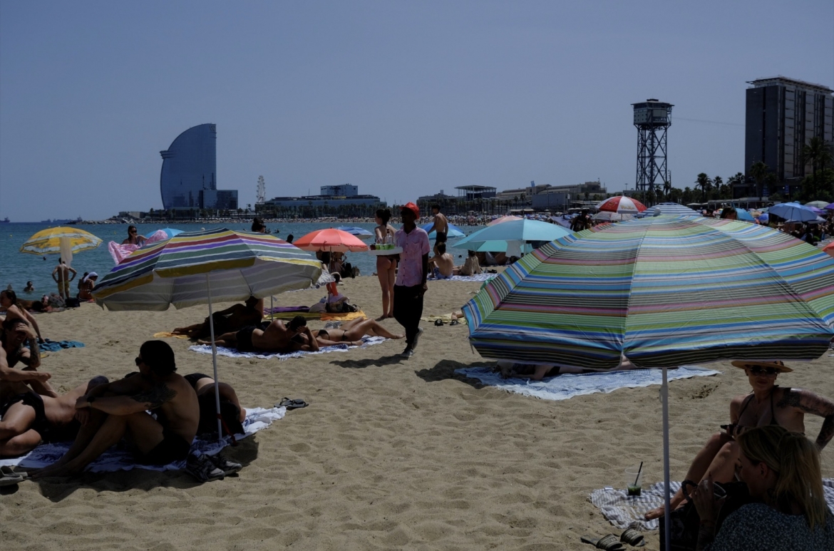 Ở San Sebastián, thành phố ven biển thuộc miền Bắc Tây Ban Nha vốn có khí hậu mát mẻ hơn, nhiệt độ dự kiến chạm ngưỡng 40 độ C, cao hơn gấp đôi mức trung bình lịch sử trong ngày 22/6, theo dữ liệu từ Reuters Climate Monitor.