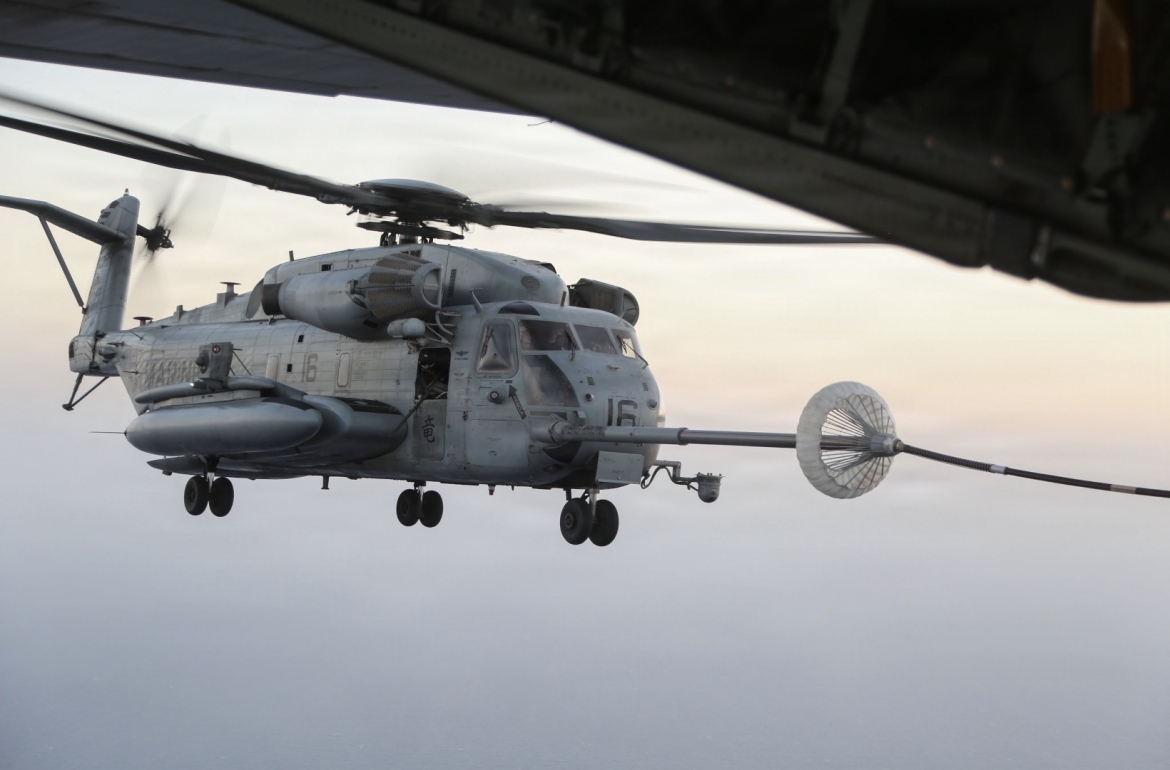 “Một trực thăng CH-53E của Thủy quân lục chiến Mỹ đang được máy bay KC-130J Super Hercules tiếp nhiên liệu khi đang hoạt động trên bầu trời Trung Đông”, CENTCOM cho biết trong một bài đăng trên mạng xã hội X. Ảnh: CENTCOM