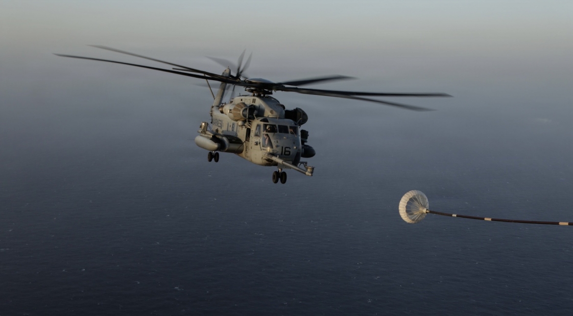 Theo CENTCOM: “Các trực thăng CH-53 tiếp nhiên liệu bằng hệ thống đầu dò và ống tiếp nhiên liệu mềm, giúp máy bay có thể bay quãng đường xa hơn mà không cần hạ cánh”. Ảnh: CENTCOM