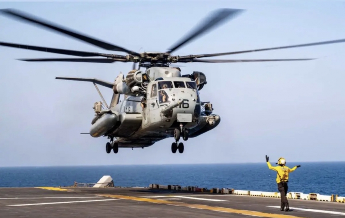 Một đặc điểm nổi bật của dòng CH-53 là khả năng tương thích với các hoạt động hải quân. Loại trực thăng này được thiết kế để hoạt động từ tàu chiến và tàu sân bay, cho phép thực hiện các nhiệm vụ tiếp tế theo phương thức vận chuyển thẳng đứng mà không cần tiếp cận cảng. Ảnh: CENTCOM