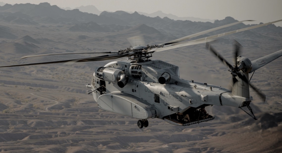 Trong các nhóm tác chiến tàu sân bay, trực thăng CH-53 được sử dụng cho hoạt động “tiếp tế thẳng đứng” (VERTREP), vận chuyển đạn dược, phụ tùng thay thế, thực phẩm và các thiết bị quan trọng trực tiếp tới tàu sân bay. Năng lực này đặc biệt quan trọng tại Trung Đông, nơi các tàu sân bay thường hoạt động cách xa các cảng an toàn hoặc dễ tiếp cận. Khả năng mang tải trọng lớn giúp bảo đảm duy trì liên tục các hoạt động hải quân trên biển. Ảnh: Lockheed Martin