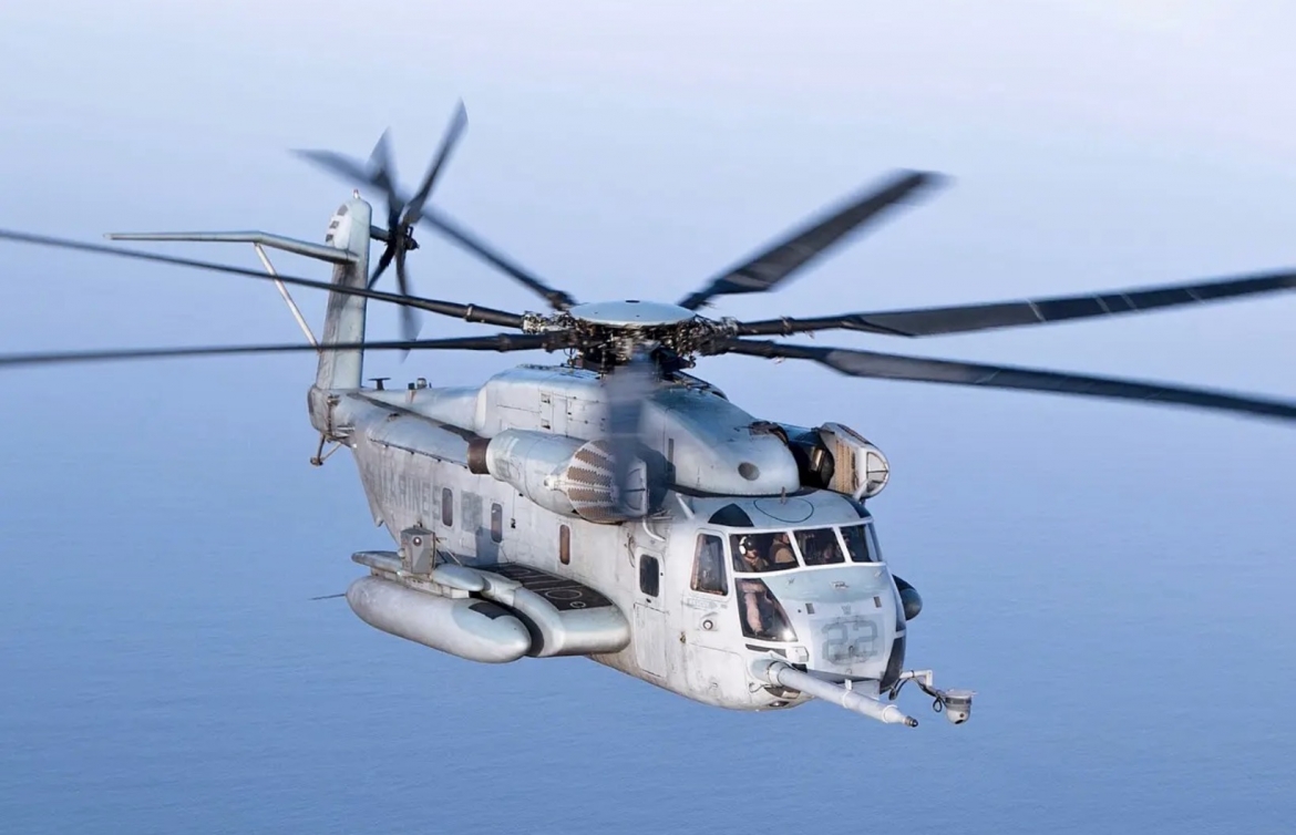 Không giống các trực thăng đa dụng cỡ nhỏ, CH-53 có thể vận chuyển các loại hàng hóa quá khổ, bao gồm phương tiện và các bộ phận máy bay, đồng thời hoạt động từ các tàu đang di chuyển trong điều kiện hàng hải khắc nghiệt như căng thẳng hiện nay với Iran và việc phong tỏa eo biển Hormuz. Điều này khiến chúng trở thành phương tiện thiết yếu để duy trì hoạt động của các tàu sân bay được triển khai trong thời gian dài mà không cần quay trở lại cảng. Ảnh: Wikimedia Commons