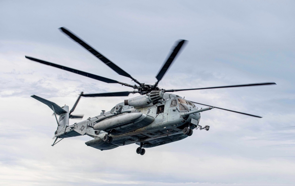 Dòng CH-53 đã phát triển qua nhiều thập kỷ, từ CH-53E Super Stallion đến CH-53K King Stallion hiện đại, với khả năng nâng tải, hệ thống điện tử hàng không và các hệ thống an toàn được cải thiện. Phương tiện này vẫn giữ vai trò trung tâm trong chiến lược hậu cần viễn chinh và không quân hải quân của Mỹ. Ảnh: U.S. Marine Corps