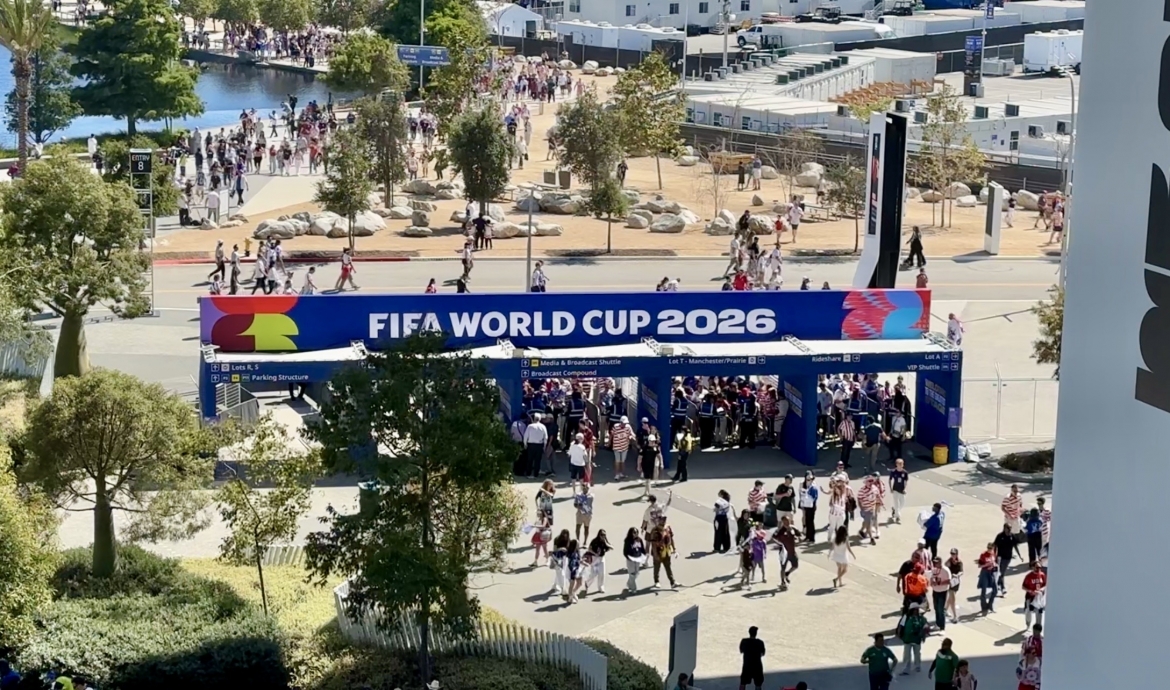 Các CĐV đổ tới sân Los Angeles để theo dõi bóng đá.