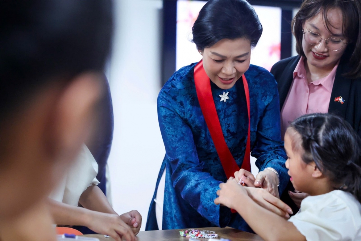 Các em đã tự tay xâu những hạt cườm thành các vòng tay mang dòng chữ “Ngô Phương Ly”, “Vietnam” và “Philippines”, rồi ghép lại thành một thông điệp giản dị nhưng xúc động về tình cảm yêu mến dành cho vị khách đến từ Việt Nam 