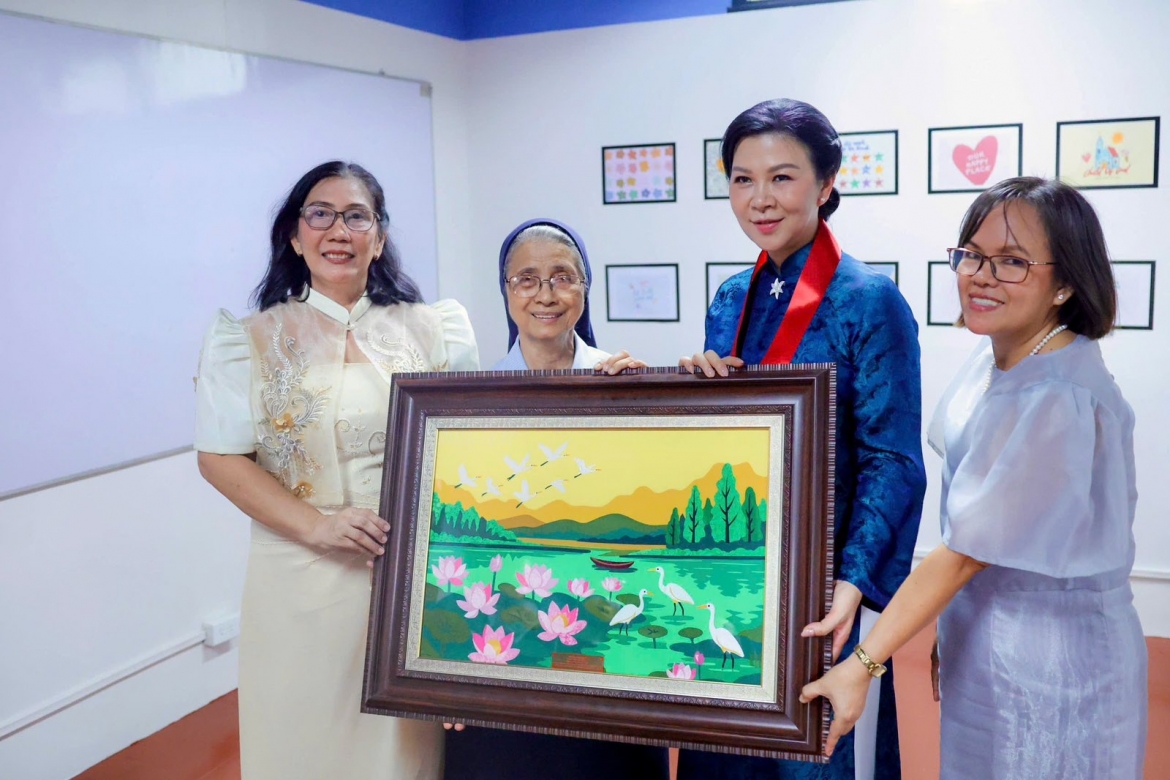 Phu nhân Ngô Phương Ly tặng tranh cho Trung tâm Asilo 