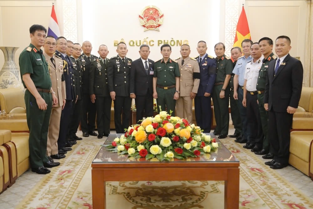 Đại tướng Phan Văn Giang và Trung tướng Adul Boonthumjaroen chụp ảnh chung với các đại biểu.
