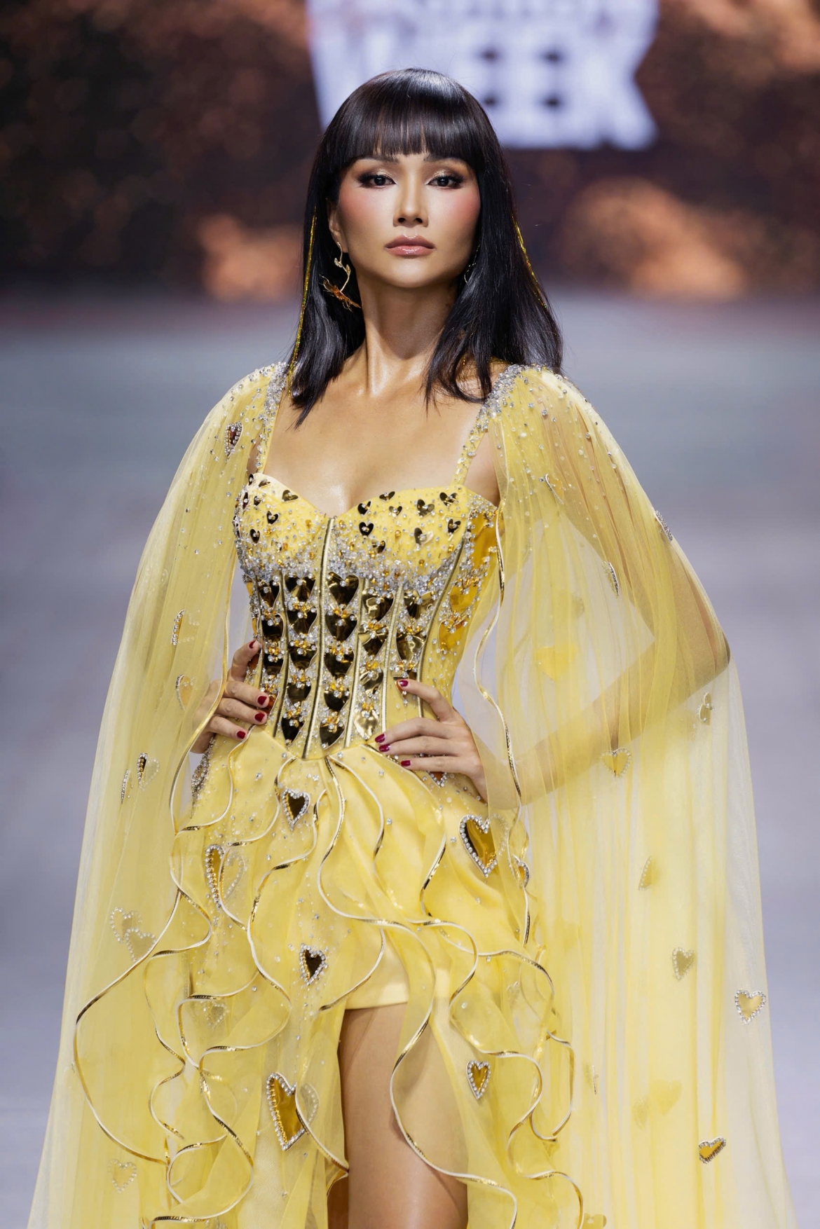 H'Hen Niê đảm nhận vị trí vedette trong bộ sưu tập Golden Heart Veil của NTK Thảo Nguyễn.