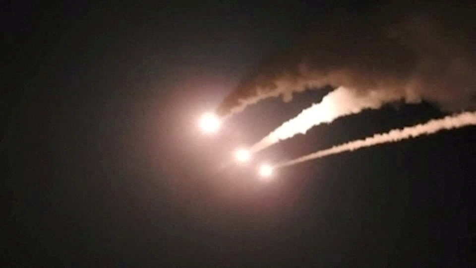 Iran phóng tên lửa về phía Israel. Ảnh: Reuters
