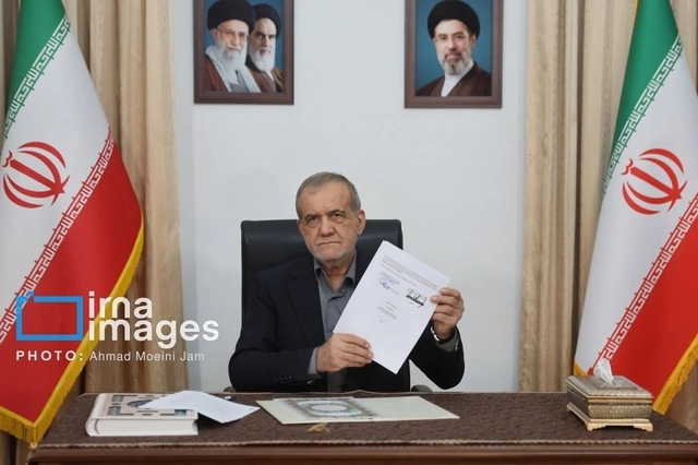 Tổng thống Iran Masoud Pezeshkian chụp ảnh cùng bản MoU Mỹ - Iran đã có đầy đủ chữ ký của ông và ông Trump. Ảnh: IRNA