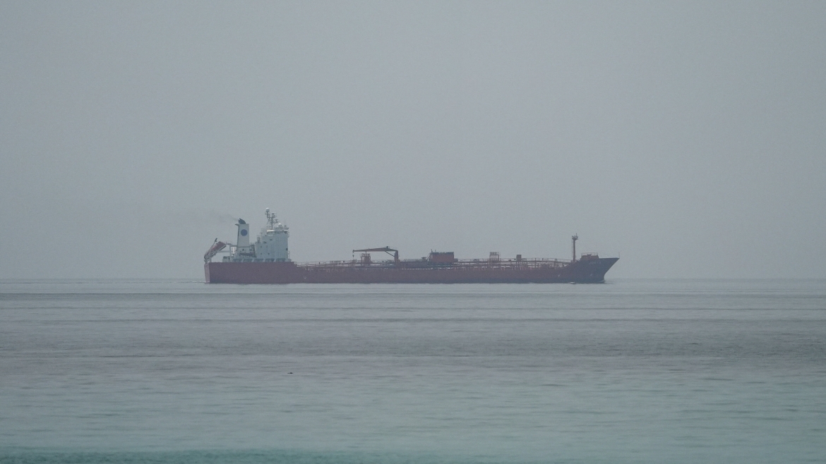 Căng thẳng leo thang ở eo biển Hormuz liên quan đến thu phí tàu qua đây (ảnh Reuters)